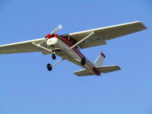 Cessna 152 (N24512) - Landing RWY 24