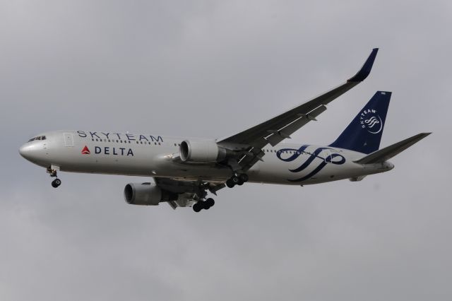 BOEING 767-300 (N175DZ) - Sky Team colors. Landing 28-C