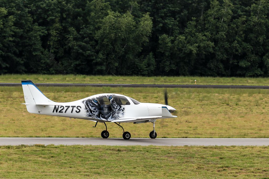 Lancair Lancair 4 (N27TS) - Captured this Piper departing KASH...the cats face is just...WOW!