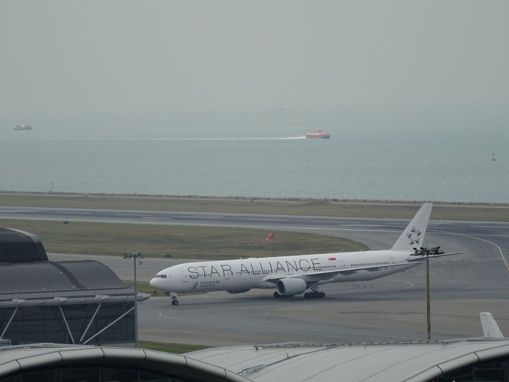 BOEING 777-300 (9V-SYL)
