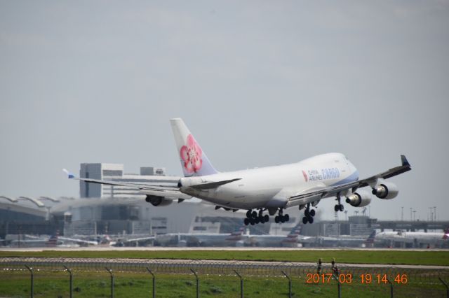 Boeing 747-400 (B-18716) - China Air Cargos FLT 5255 Landing on runway 18R at DFW.