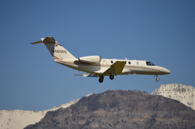 Cessna Citation CJ4 (N460RG) - On short final for 13.