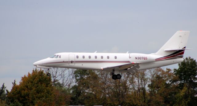 Cessna Citation Sovereign (N307QS) - On final is this 2007 Cessna Citation Soverign in the Aurumn of 2021.