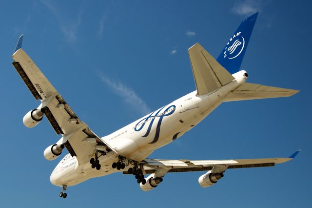 Boeing 747-400 (B-18206)