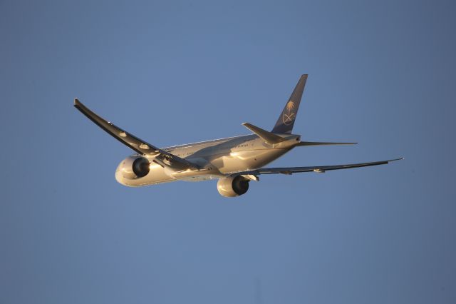 BOEING 777-300 (HZ-AK42)