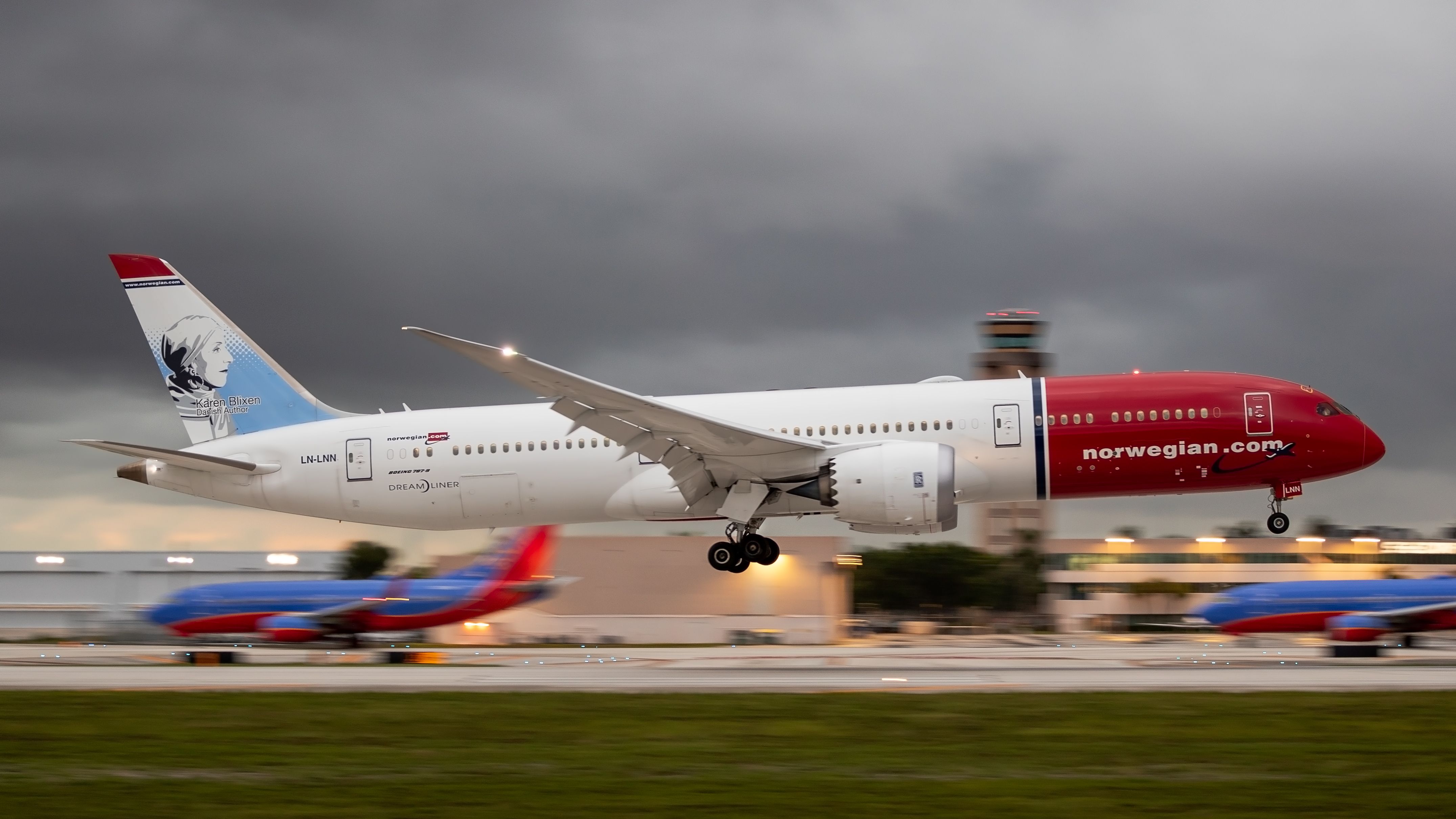 Boeing 787-9 Dreamliner (LN-LNN) - Norwegian B787 afternoon landing on runway 10R at Ft. Lauderdale International Airport