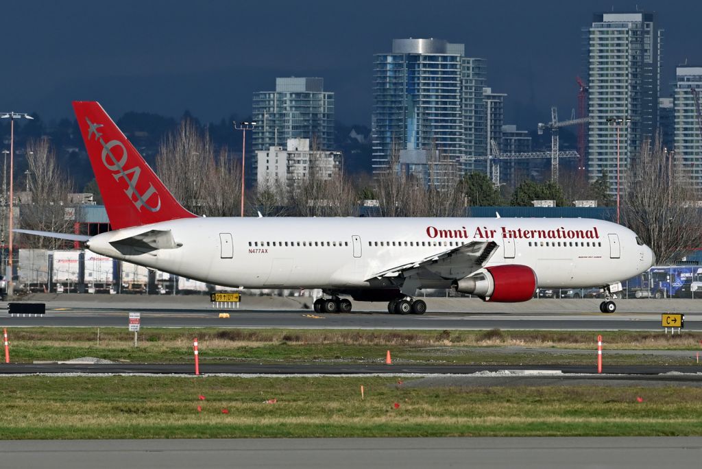 BOEING 767-300 (N477AX)