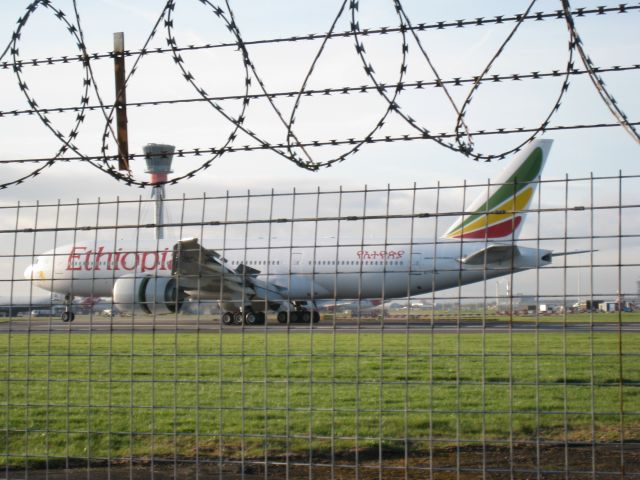 BOEING 777-200LR (ET-AQL) - Ethiopian 777 landing at Heathrow