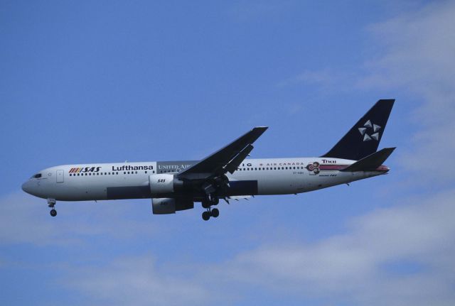 BOEING 767-300 (OY-KDH) - Final Approach to Narita Intl Airport Rwy34L on 1998/12/13 " Star Alliance c/s "
