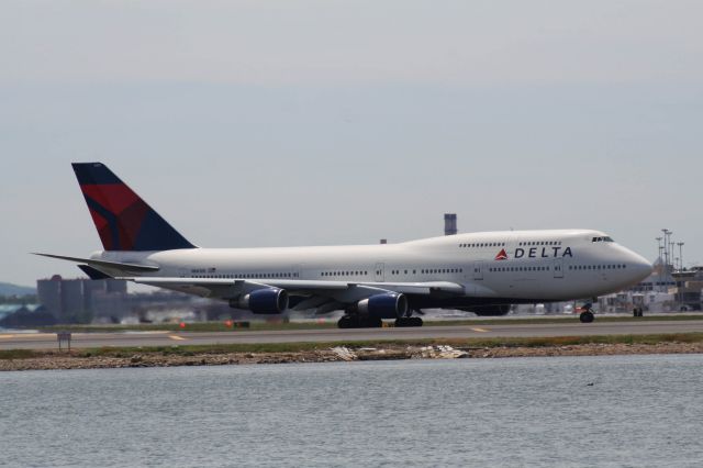 Boeing 747-400 (N661US) - 1 of 2 Delta 747s doing a special charter to Logan in May 2009