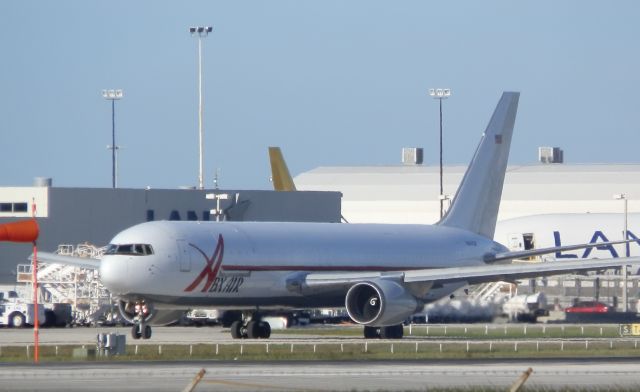 BOEING 767-300 (N363CM)