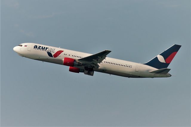 BOEING 767-300 (RA-73030)