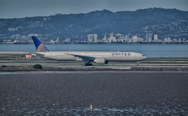 BOEING 777-300 (N2331U)