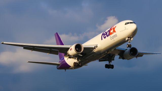 BOEING 767-200 (N174FE)