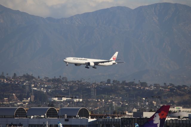 BOEING 777-300ER (JA738J)