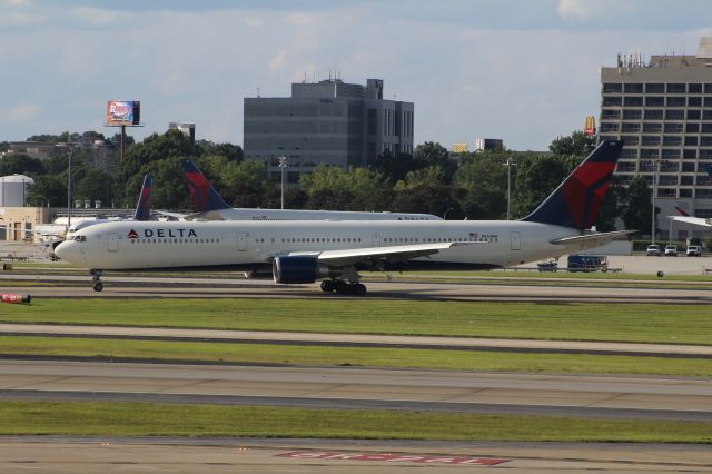 BOEING 767-400 (N843MH)