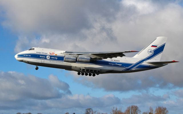 Antonov An-124 Ruslan (RA-82043) - volga-dnepr a124 ra-82043 dep shannon 7/2/17.