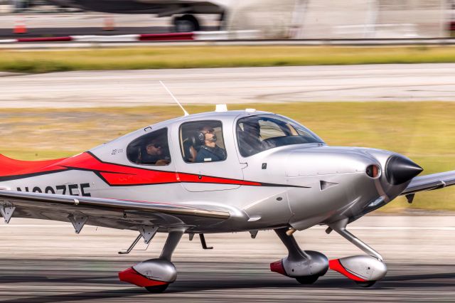 Cirrus SR-22 (N327EE) - Departing