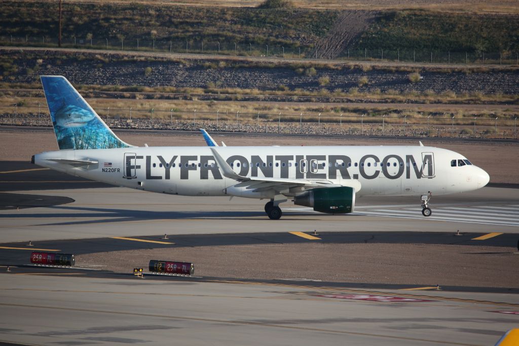 Airbus A320 (N220FR)