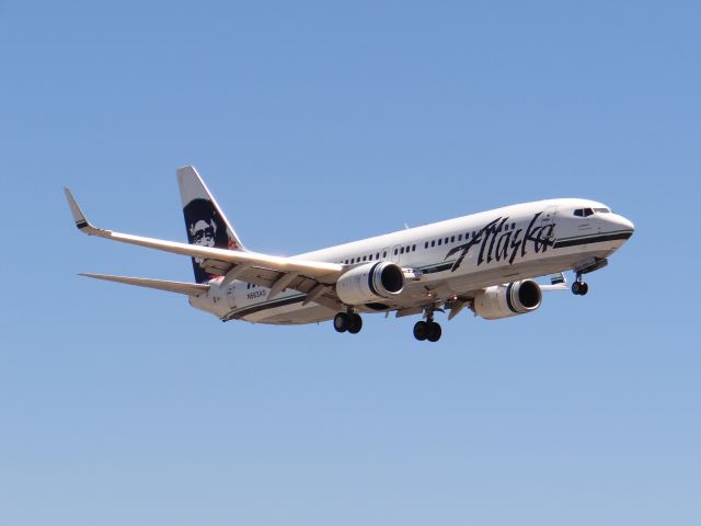 Boeing 737-700 (N563AS) - LAX Near In n Out