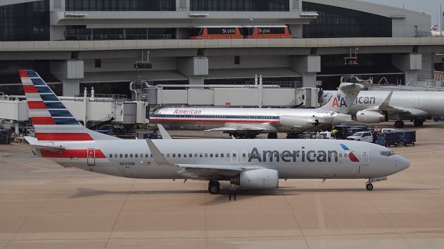 Boeing 737-800 (N835NN)