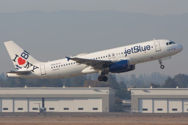 Airbus A320 (N586JB)