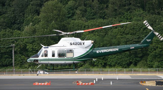 Bell 412 (N420EV) - Evergreen Aviations N420EV departing the American Air Heroes airshow 6-20-09.