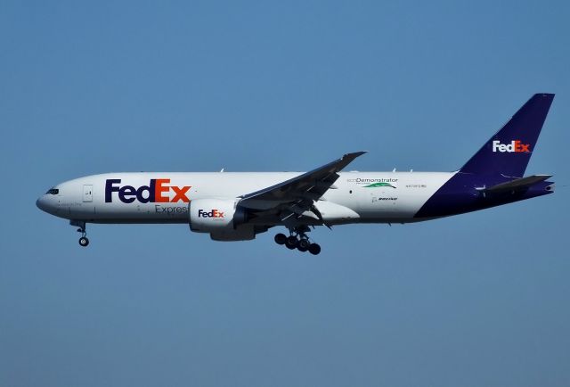 Boeing 777-200 (N878FD) - Final approach at NRT (2018/01/01)