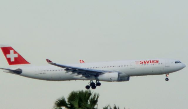 Airbus A330-300 (HB-JHJ)
