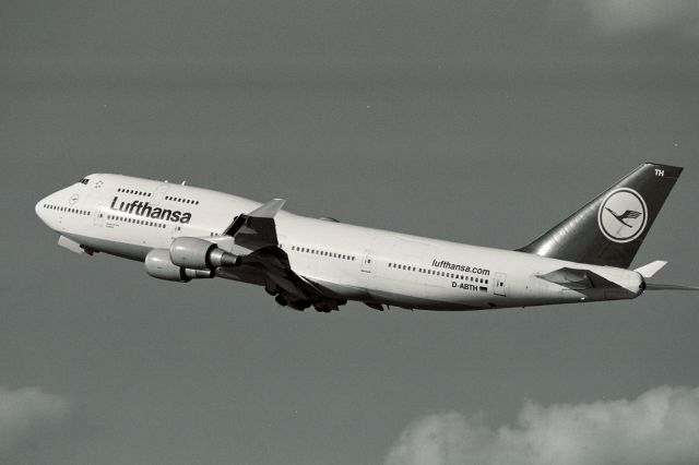 Boeing 747-400 (D-ABTH) - Departing 33L in KBOS