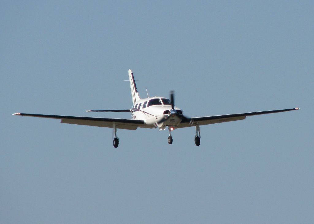 Piper Malibu Mirage (N435HP) - Landing on 14 at the Shreveport Downtown airport.