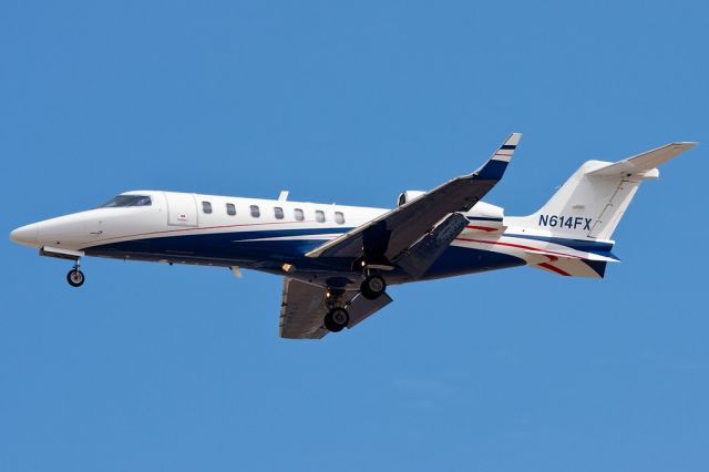 Learjet 40 (N614FX)