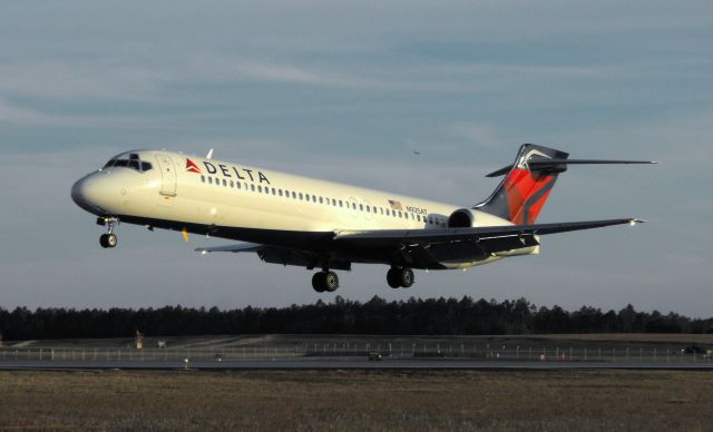 Boeing 717-200 (N925AT) - Delta 951 landing at TLH just prior to dusk.