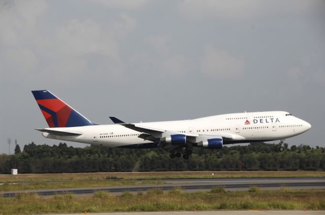 Boeing 747-400 (N675NW) - Landing at NRT Airport Runway 16L on 2011/10/10