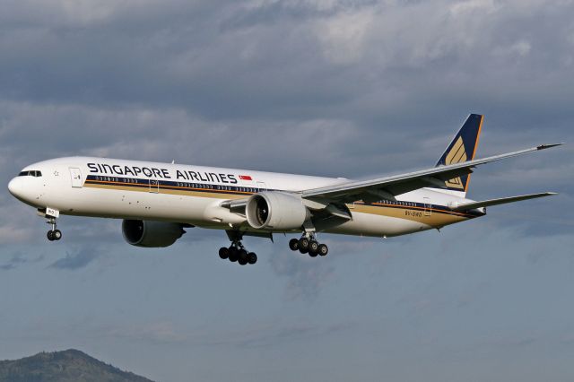 BOEING 777-300 (9V-SWD)