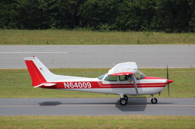 Cessna Skylane (N64009) - Taxiing 