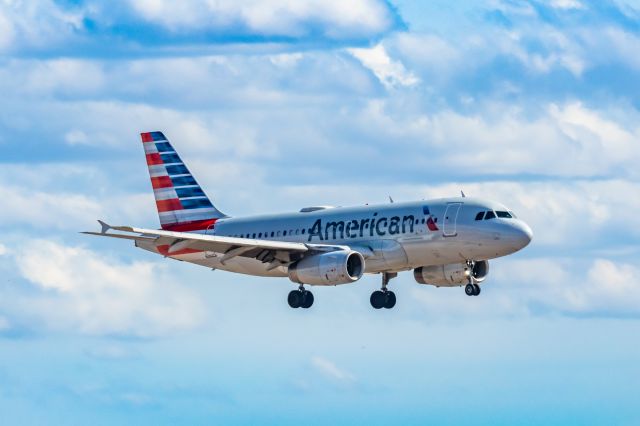 Airbus A319 — - An American Airlines A319 landing at PHX on 2/28/23. Taken with a Canon R7 and Canon EF 100-400 L ii lens.
