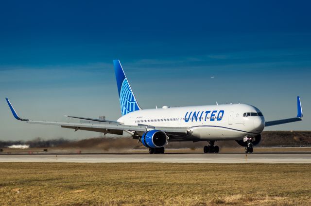 BOEING 767-300 (N664UA)