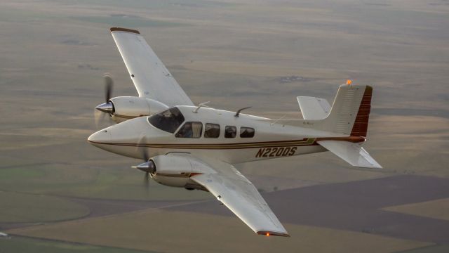 Beechcraft Twin Bonanza (N220DS)