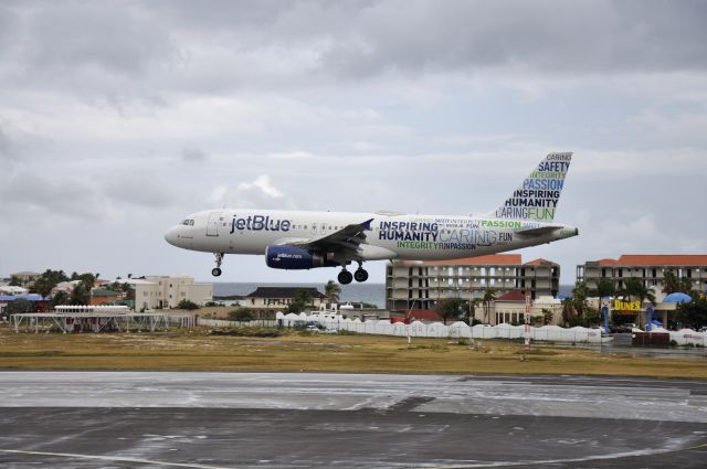 Airbus A320 (N598JB)