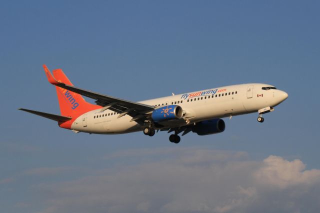 Boeing 737-800 (C-FEAK) - Arriving in Montreal from Cancun