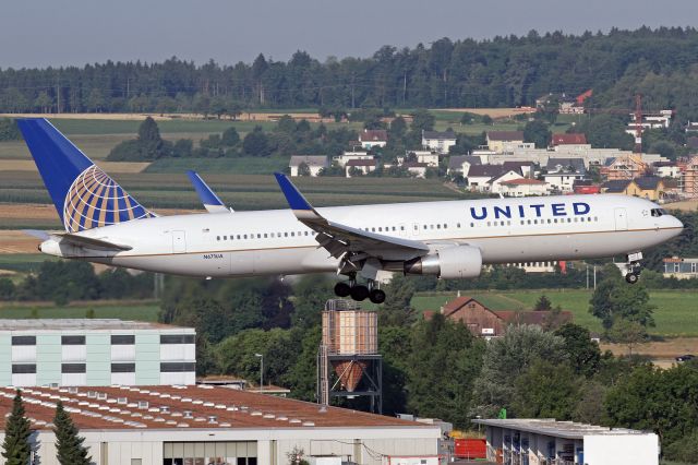 BOEING 767-300 (N671UA)