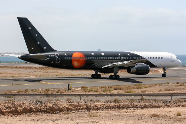 Boeing 757-200 (G-ZAPX)