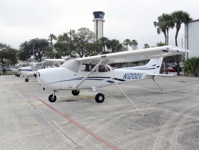 Cessna Skyhawk (N1200V)