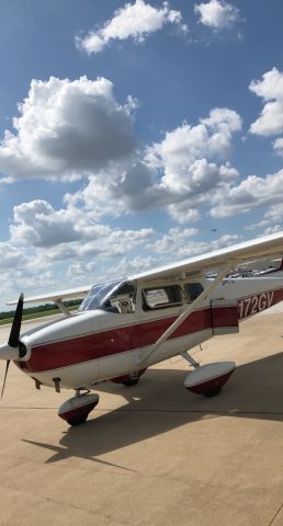 Cessna Skyhawk (N172GV) - On the ramp at College Station after a great dinner at the airport cafe there! 