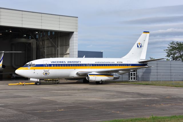 Boeing 737-200 (N737VU) - Vincennes University B732 mx training aircraft at their IND Aviation Technology School. Always nice to catch this pristine 737 outside the hangar. Ex United ship.