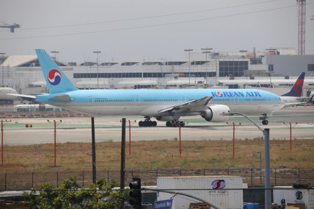 BOEING 777-300ER (HL8007)