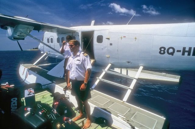 De Havilland Canada Twin Otter (8Q-HIK) - Vilamendhoo, Maldives, Feb-2000. The Barefoot Captain!