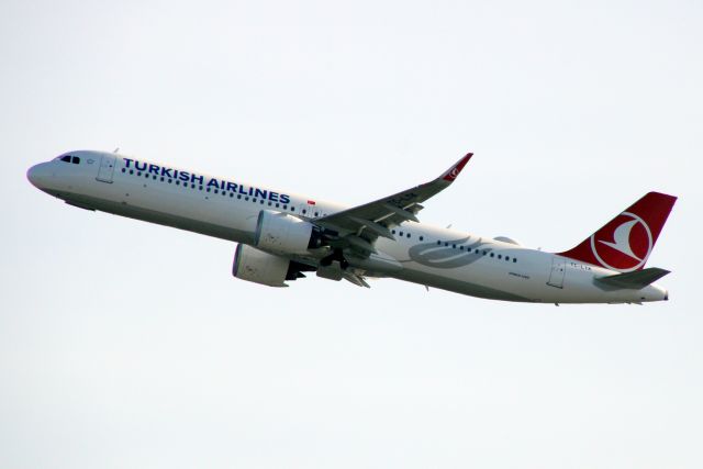 Airbus A321neo (TC-LTK) - Airborne off rwy 27R on 22-May-22 operating flight THY1988 to LTFM.