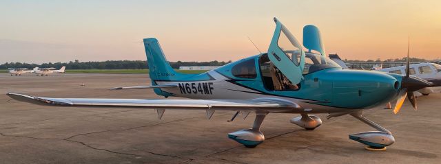 Cirrus SR-22 (N654MF)